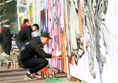 江南城區(qū)臨沅路上，涂鴉愛好者正在進(jìn)行街頭涂鴉藝術(shù)創(chuàng)作